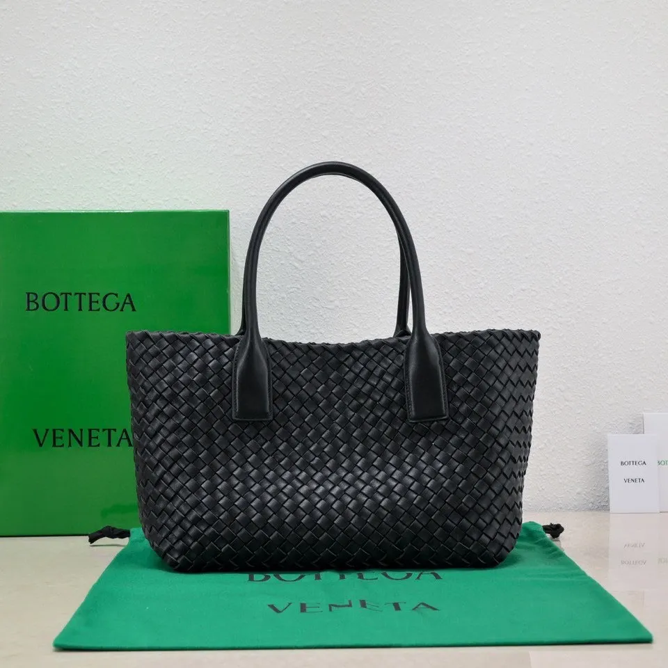 Batch 2060 Ready in stock BV’s iconic bag “CABAT” returns (medium size 32) One of the most popular bag series “CABAT” is now reappearing in a new style with special elements added. • Seamless double-sided woven unlined structure, soft texture, foldable, and can maintain its shape without deformation when empty. Size: 48*15*25cm, bottom 32, model: 5212#